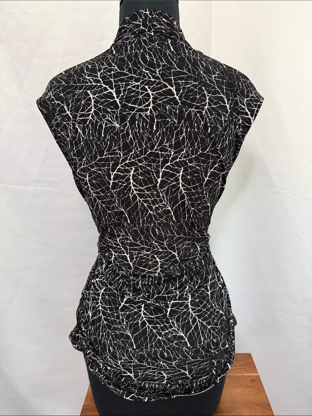 Winter Branches Side Ruched V-Neck Shell - Picture 3 of 9
